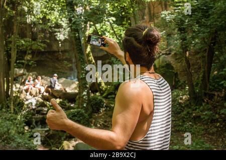 Ragazzo prende un selfie nel bosco Foto Stock