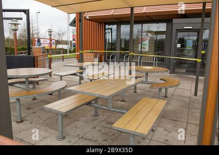 Glasgow, Regno Unito. 25 Marzo 2020. Nella foto: Il McDonald's Restaurant nell'area di Bishopbriggs di Glasgow è chiuso a causa della Pandemia di Coronavirus. Quello che normalmente sarebbe un'auto molto trafficata e un'arteria trafficata è più simile a un edificio deserto e a un parcheggio circostante. Credit: Colin Fisher/Alamy Live News Foto Stock