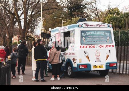 Cardiff, Galles. 23 Marzo 2020. Il comune di Cardiff ha chiuso l'area giochi per bambini nel Roath Park a causa dell'aumento del COVID-19 Foto Stock