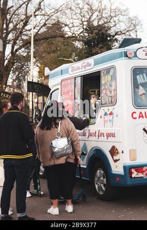 Cardiff, Galles. 23 Marzo 2020. Il comune di Cardiff ha chiuso l'area giochi per bambini nel Roath Park a causa dell'aumento del COVID-19 Foto Stock