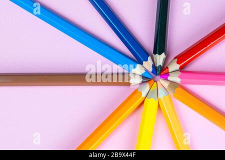 Matite colorate di colori pastello su sfondo rosa. Matite pastello  multicolore Foto stock - Alamy