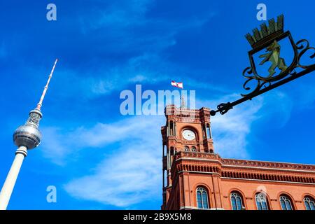 Torre della TV e Municipio (in tedesco: 'Rotes Rathaus') con stemma berlinese ad Alexanderplatz, nel centro orientale di Berlino, capitale della Germania. Foto Stock