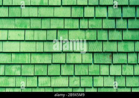 Pannelli di legno verde in una tradizionale facciata di casa a palafitte a Telegraph Cove, Vancouver Island, British Columbia, Canada. Foto Stock