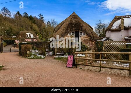 Un cartello per il Tea Shoppe nel villaggio di Cockington, vicino a Torquay, Devon, Regno Unito. Marzo 2018. Foto Stock