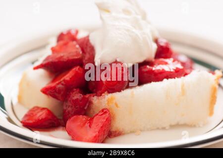 Una torta di fragole decadente Foto Stock