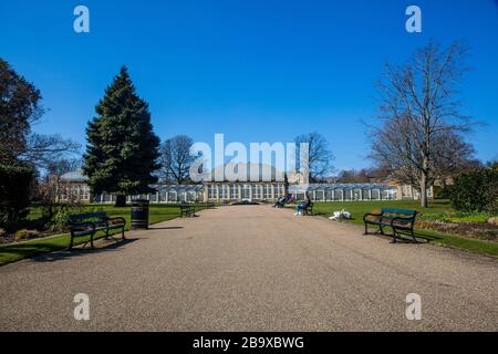 Non sono molti i visitatori dei giardini botanici di Sheffield, in quanto vengono applicate le regole sulle distanze sociali e sull'autoisolamento dovute all'epidemia di Covid19. 25 aprile 2020, ©Gary Bagshawe/Alamy Live News Foto Stock