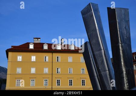 Il mercato di Innsbruck con arte contemporanea con edifici storici circostanti Foto Stock