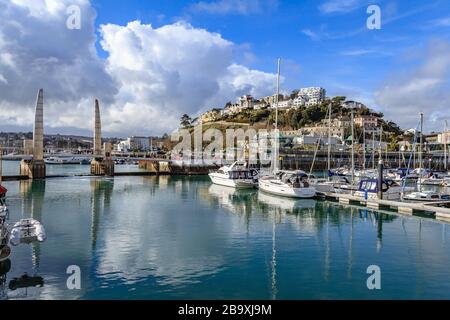 Vista sul porto e sul porticciolo di Torquay, con il suo ponte sospeso e alcuni yacht ormeggiati. Torquay, Devon, Regno Unito. Marzo 2018. Foto Stock