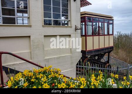 Babbacombe Cliff Railway, una funicolare sul mare costruita nel 1926 e che sale e scende su una ripida scogliera fino a Oddicombe Beach, Torquay, Devon, UK. Marzo 2018. Foto Stock