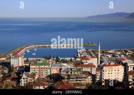 Una vista dall'alto della città dal castello di Rize Foto Stock