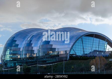 Newcastle, Inghilterra - Novembre 10 2019: La struttura in vetro sul tetto della sede dei concerti Gateshead Sage sulla riva sud del fiume Tyne a Newcastle upon Tyne Foto Stock