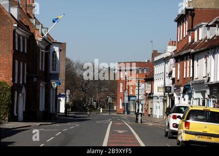 Chichester, Regno Unito. 25 Marzo 2020. Chichester, West Sussex, UK - la High Street è vuota e deserta dopo il blocco dei primi ministri Coronavirus (Covid-19). Le uniche persone sono in coda per la farmacia Boots. Mercoledì 25 Marzo 2020 credito: Sam Stephenson/Alamy Live News Foto Stock