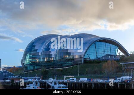 Newcastle, Inghilterra - Novembre 10 2019: La struttura in vetro sul tetto della sede dei concerti Gateshead Sage sulla riva sud del fiume Tyne a Newcastle upon Tyne Foto Stock