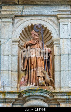 San Martino di Tibaes Monastero, particolare della facciata, statua, Braga, Minho, Portogallo Foto Stock