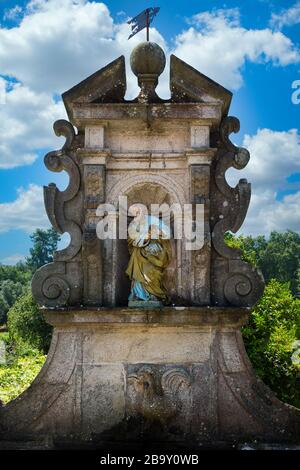 Monastero di San Martino di Tibaes, patio del Gallo, patio de Galo, San Pietro e la scultura del Gallo, Braga, Minho, Portogallo Foto Stock