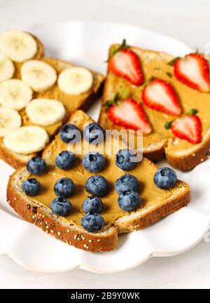 Il dado burro e frutta vegan toast Foto Stock