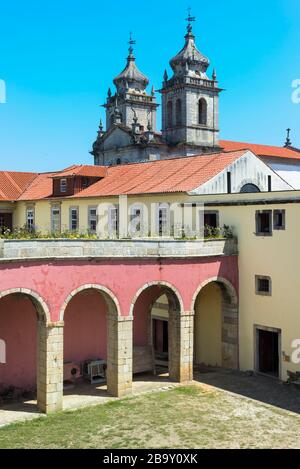 Monastero Di San Martino Di Tibaes, Patio E Chiesa, Braga, Minho, Portogallo Foto Stock