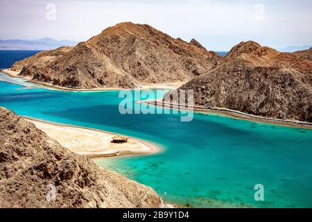 Bella vista panoramica del Fjord Bay Taba nel Golfo di Aqaba, Egitto. Acque cristalline turchesi del Mar Rosso e montagne rocciose intorno. Foto Stock