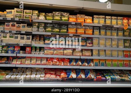 Dubai UAE Dicembre 2019 diversi tipi di formaggio sugli scaffali in un negozio di alimentari. Scaffale di prodotti confezionati, burro e formaggio in un mercato. Cheddar, E. Foto Stock