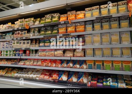 Dubai UAE Dicembre 2019 diversi tipi di formaggio sugli scaffali in un negozio di alimentari. Scaffale di prodotti confezionati, burro e formaggio in un mercato. Cheddar, E. Foto Stock