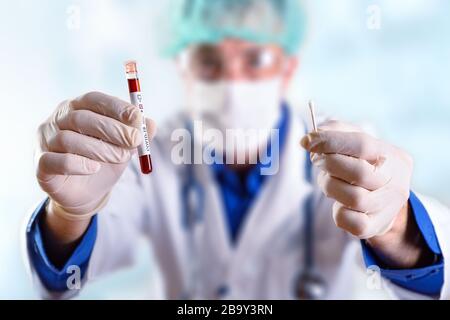 Medico che mostra un test positivo della provetta con covid-19 e un tampone di campionamento con guanti protettivi Foto Stock