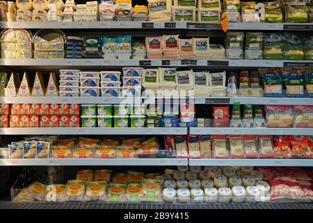 Dubai UAE Dicembre 2019 diversi tipi di formaggio sugli scaffali in un negozio di alimentari. Scaffale di prodotti confezionati, burro e formaggio in un mercato. Cheddar, E. Foto Stock