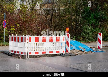 Strada deserta vuota. Barriera stradale di colore rosso e bianco, riparazione di strade Foto Stock