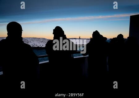 I passeggeri catturano il momento in cui la MS Polarlys attraversa il Circolo polare Artico navigando verso nord, Vikingen, Rødøy Municipality, Norvegia. Foto Stock