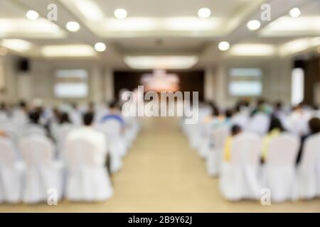 Foto astratta sfocata della sala conferenze o della sala seminari con sfondo per i partecipanti. Foto Stock