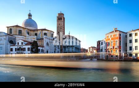 Case, canali d'acqua, attrazioni turistiche, luoghi bellissimi, persone e turisti nella città italiana di Venezia Foto Stock