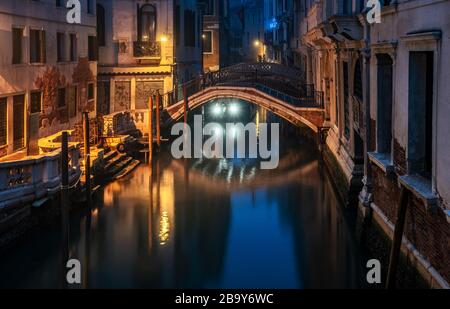 Foto notturna di case e corsi d'acqua a Venezia, Italia immagini notturne di case e corsi d'acqua a Venezia Foto Stock