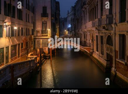 Foto notturna di case e corsi d'acqua a Venezia, Italia immagini notturne di case e corsi d'acqua a Venezia Foto Stock