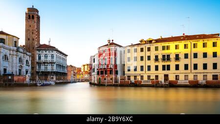 Case, canali d'acqua, attrazioni turistiche, luoghi bellissimi, persone e turisti nella città italiana di Venezia Foto Stock