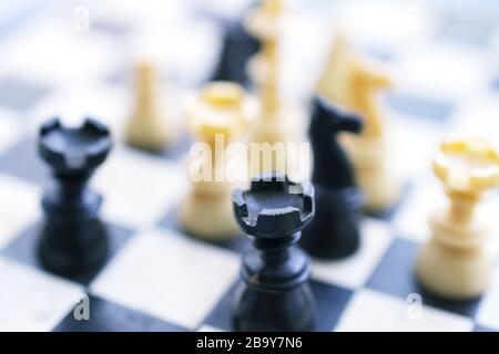 immagine di una piccola vecchia figurine sporca degli scacchi Foto Stock