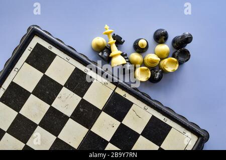 immagine di una piccola vecchia figurine sporca degli scacchi Foto Stock