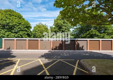 9 bloccare garage su una proprietà immobiliare in Crewe Cheshire Regno Unito Foto Stock