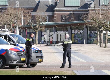 Amsterdam, Paesi Bassi. 25 Marzo 2020. I poliziotti olandesi pattugliano le persone per praticare le distanze sociali e mantenere 1.5 metri al Museumplein vuoto il 25 marzo 2020 ad Amsterdam, Paesi Bassi. Il ministro olandese della giustizia e della sicurezza Ferdinand Grapperhaus ha ordinato nuove misure più severe per combattere la diffusione del coronavirus, nei parchi, nelle strade e negli spazi pubblici, la gente deve praticare il distanziamento sociale e mantenere 1.5 metri, questo per un gruppo di tre o più persone (che non sono familiari), Una multa di 400 euro sarà consegnato.(foto di Paulo Amorim/Sipa USA) credito: Sipa USA/Alamy Live Foto Stock