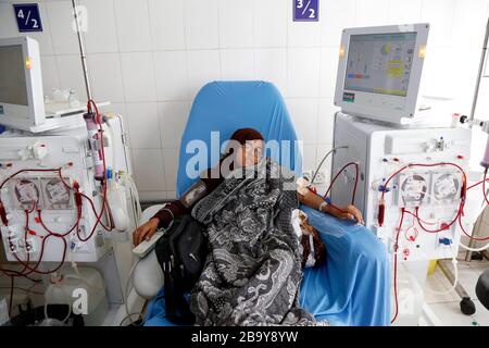 Saada, Yemen. 19 Mar 2020. Una ragazza con insufficienza renale è sottoposta a dialisi presso l'ospedale al-Jumhori nella provincia di Saada, Yemen, 19 marzo 2020. PER ANDARE CON:caratteristica: I pazienti renali yemeniti soffrono dalla mancanza di farmaci credito: Mohammed Mohammed/Xinhua/Alamy Live News Foto Stock