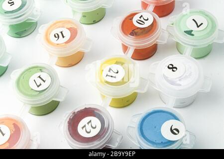 Pittura per numeri. Colorazione mediante un appezzamento con numeri nel colore corrispondente. Foto Stock