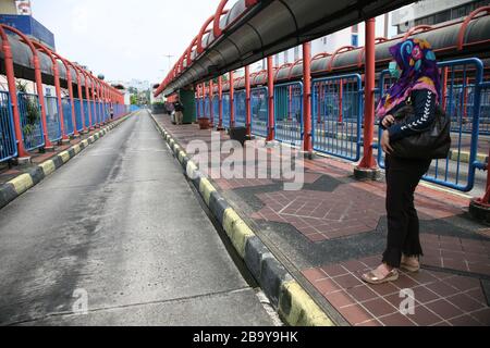 Giacarta, Indonesia. 25 Marzo 2020. L'attività dei passeggeri nel terminal degli autobus di Blok M, a sud di Jakarta, Indonesia sembra tranquilla. Con l'appello del governo indonesiano di non spostarsi fuori casa e di attuare il lavoro da casa per alcune aziende di anticipare la diffusione del virus corona (COVID-19). (Foto di Kuncoro Widyo Rumpoko/Pacific Press) Credit: Pacific Press Agency/Alamy Live News Foto Stock