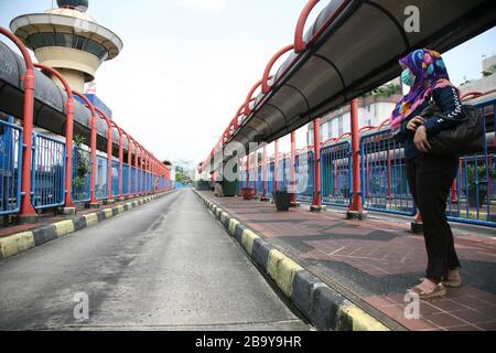 Giacarta, Indonesia. 25 Marzo 2020. L'attività dei passeggeri nel terminal degli autobus di Blok M, a sud di Jakarta, Indonesia sembra tranquilla. Con l'appello del governo indonesiano di non spostarsi fuori casa e di attuare il lavoro da casa per alcune aziende di anticipare la diffusione del virus corona (COVID-19). (Foto di Kuncoro Widyo Rumpoko/Pacific Press) Credit: Pacific Press Agency/Alamy Live News Foto Stock