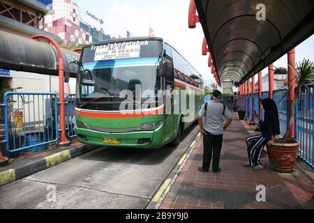 Giacarta, Indonesia. 25 Marzo 2020. L'attività dei passeggeri nel terminal degli autobus di Blok M, a sud di Jakarta, Indonesia sembra tranquilla. Con l'appello del governo indonesiano di non spostarsi fuori casa e di attuare il lavoro da casa per alcune aziende di anticipare la diffusione del virus corona (COVID-19). (Foto di Kuncoro Widyo Rumpoko/Pacific Press) Credit: Pacific Press Agency/Alamy Live News Foto Stock