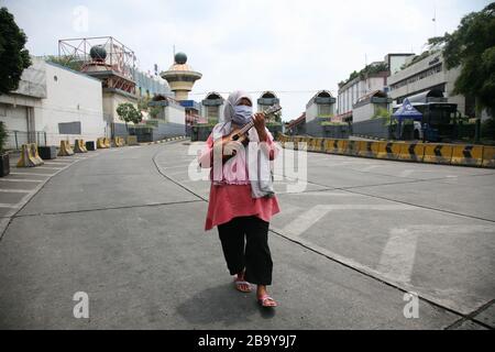 Giacarta, Indonesia. 25 Marzo 2020. L'attività dei passeggeri nel terminal degli autobus di Blok M, a sud di Jakarta, Indonesia sembra tranquilla. Con l'appello del governo indonesiano di non spostarsi fuori casa e di attuare il lavoro da casa per alcune aziende di anticipare la diffusione del virus corona (COVID-19). (Foto di Kuncoro Widyo Rumpoko/Pacific Press) Credit: Pacific Press Agency/Alamy Live News Foto Stock