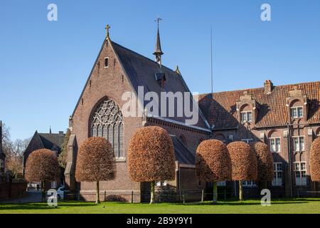 Gent, Belgio - 22 marzo 2020: Edificio nel beghinage di Santa Elisabetta. Patrimonio dell'umanità dell'UNESCO. Foto Stock