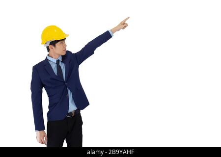 Un giovane caposquadra asiatico indossa un casco giallo isolato su sfondo bianco. Foto Stock