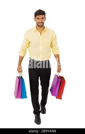 Giovane uomo bello con borse da shopping. Isolato su sfondo bianco. Foto Stock