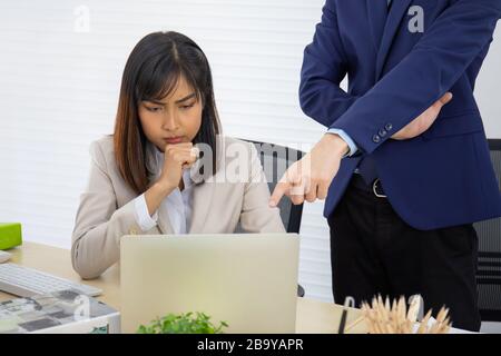 Asian femminile azienda personale seduta pensando di pianificazione Foto Stock