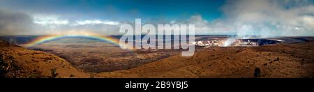 Vista panoramica di un arcobaleno su un remoto paesaggio vulcanico. Foto Stock