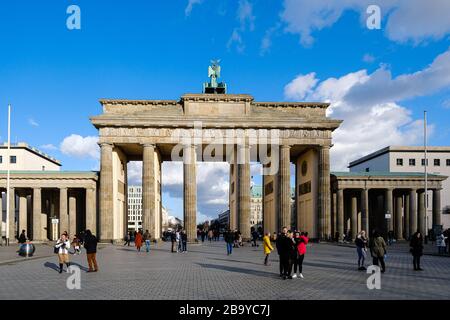 Porta di Brandeburgo Venerdì 28 Febbraio 2020 a Pariser Platz , Berlino. La porta di Brandeburgo fu eretta tra il 1788 e il 1791 su disegno di Carl Gotthard Langhans. Foto di Julie Edwards. Foto Stock