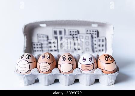 Diverse uova di pollo con facce di alci che indossano maschere mediche con uno skyline della città sullo sfondo. Immagine concettuale dell'inquinamento e dell'epidermide Foto Stock